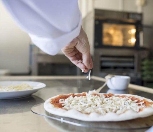 La Regione Campania e il gruppo Comexposium firmano un accordo preliminare per la promozione nel mondo dell’arte del Pizzaiuolo