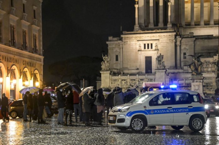 ACCENSIONE ALBERO SPELACCHIO A PIAZZA VENEZIA