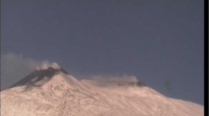 Etna di nuovo in eruzione, esplosioni e lava