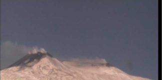 Etna di nuovo in eruzione, esplosioni e lava