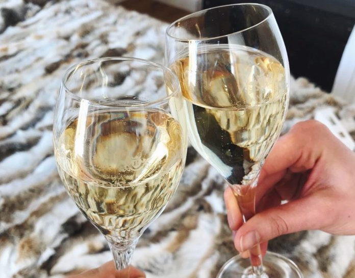 CHAMPAGNE BRINDISI BRINDARESPUMANTE BOTTIGLIA BOTTIGLIEVINO