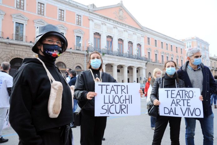 L'ASSENZA SPETTACOLARE, I LAVORATORI DELLA CULTURA E DELLO SPETTACOLO IN PIAZZA A BARI