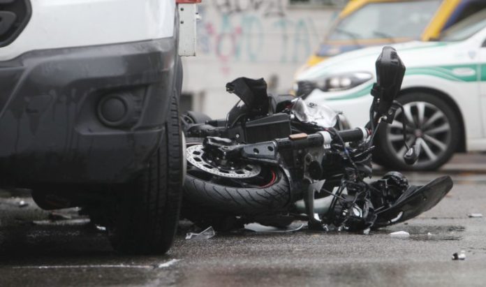 INCIDENTE STRADALE TRA UNA MOTO E UN CAMION IN VIALE CASSALE A MILANO, GRAVE IL MOTOCICLISTA