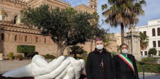 A Palermo le “Mani” di Quinn, messaggio di pace dalla Cattedrale