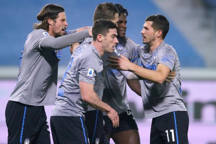 Duvan Zapata of Atalanta celebrates with team mates after scoring to level the game at 1-1 during the Serie A match at G