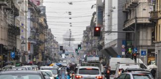 Comune di Milano adotta ‘Piano Aria Climà, dimezzare le auto entro 2030
