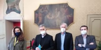 Palermo, donata ad Arcivescovo statuina presepe operatrice sanitaria