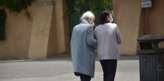 Vaccini, Assindatcolf “Nessuna indicazione per badanti e baby sitter”