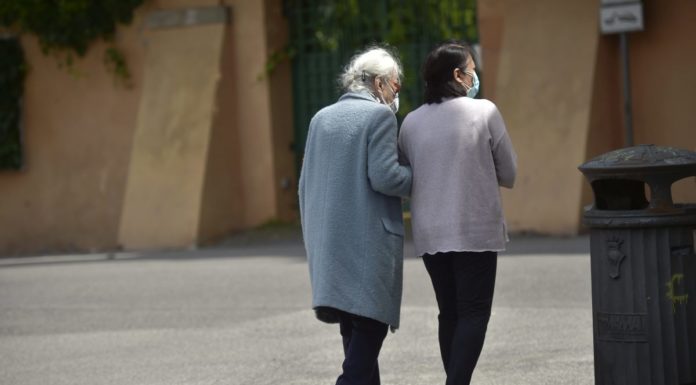 Vaccini, Assindatcolf “Nessuna indicazione per badanti e baby sitter”