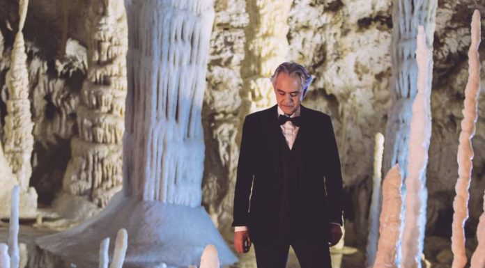Bocelli canta “Silent Night” nelle grotte di Frasassi