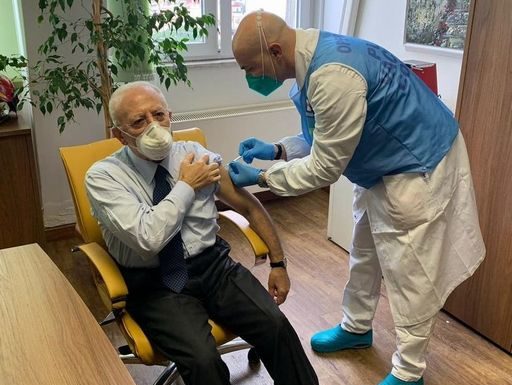 Covid, De Luca tra i primi vaccinati, è polemica