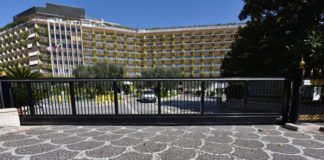 Turismo, presenze dimezzate negli esercizi ricettivi