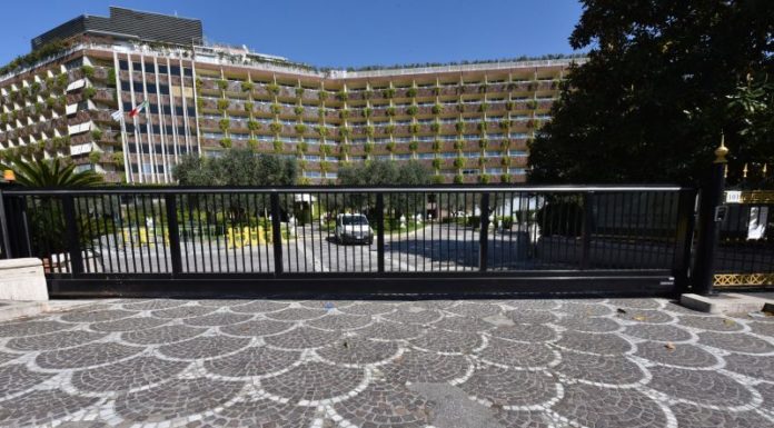 Turismo, presenze dimezzate negli esercizi ricettivi