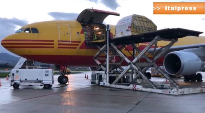 Giunto a Ciampino aereo con migliaia di dosi vaccino