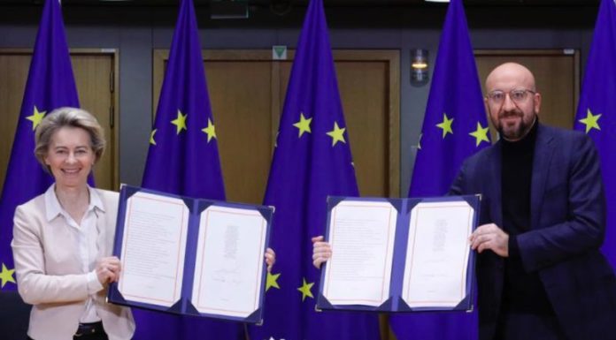 Brexit, von der Leyen e Michel firmano accordo commerciale