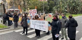 Scuola, la protesta dei genitori no Dad a Napoli