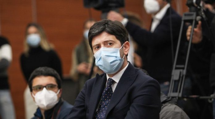 Covid, Speranza “Per alcuni mesi sarà ancora dura”