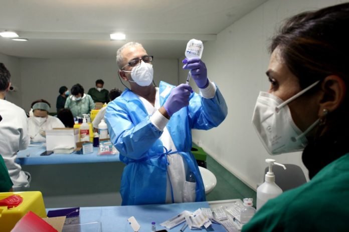 TERZO GIORNO VACCINAZIONI ALLA MOSTRA D'OLTREMARE A NAPOLI