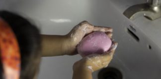 Coronavirus, lavarsi le mani diventa un gioco per i bambini