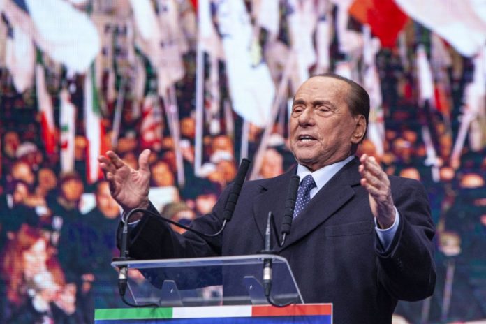 SILVIO BERLUSCONI FORZA ITALIA 
SFONDO POPOLO 
FOLLA