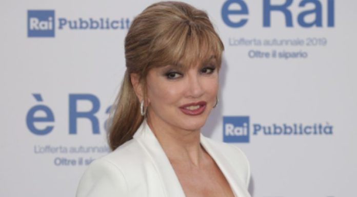 Torna “Il cantante mascherato”, Carlucci “Siamo Covid free”