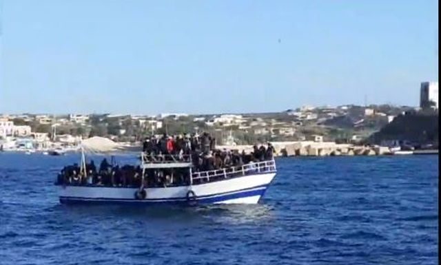 300 migranti sbarcano a Lampedusa, il sindaco “Emergenza senza sosta”