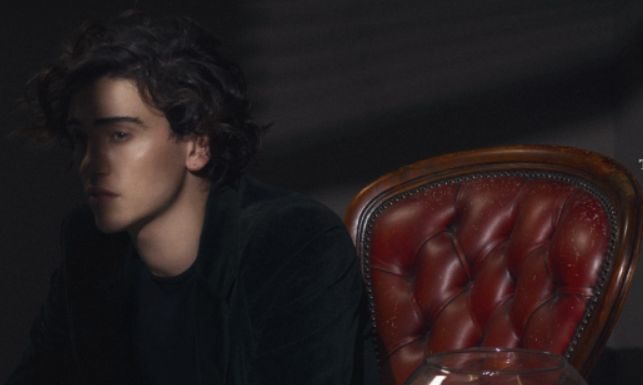 Michele Bravi in testa alla classifica vendite album e vinili