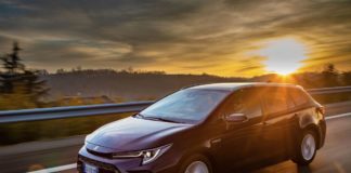 Suzuki presenta con un porte aperte la open space Swace Hybrid