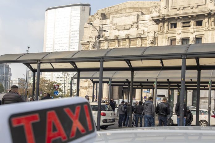 SCIOPERO TAXI MILANO PER LOCKDOWN TASSISTA TASSISTI