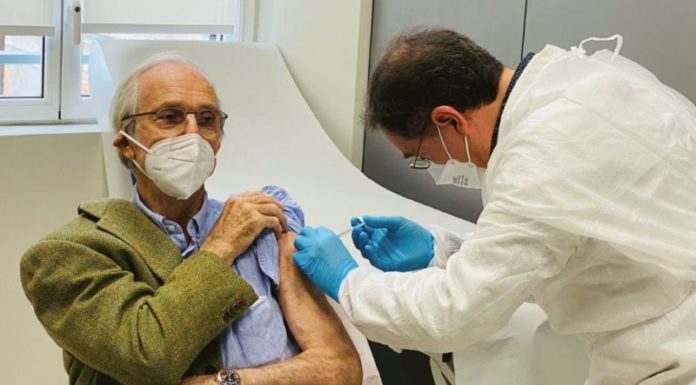 Renzo Piano primo vaccinato over 80 in Liguria “Fatelo senza esitazione”