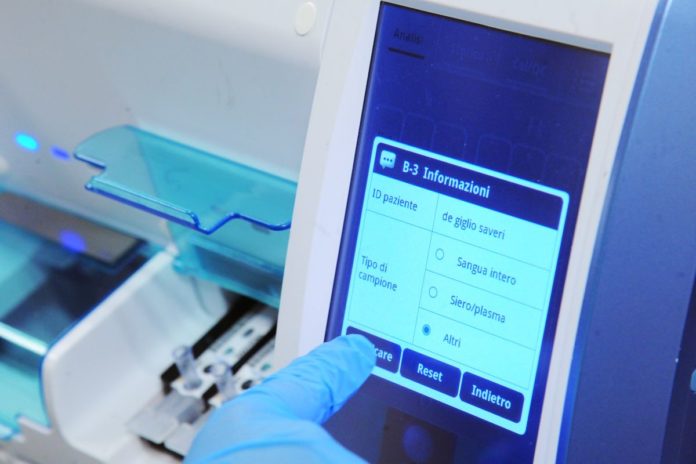 COVID-19 TAMPONI RAPIDI IN AEROPORTO