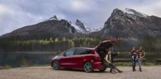 Ford S-Max Hybrid, SUV per famiglie numerose