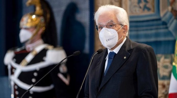 Covid, Mattarella “riconoscenti a personale sanitario in prima linea”