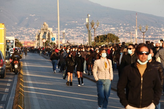 FOLLA ASSEMBRAMENTI LUNGOMARE DI NAPOLI