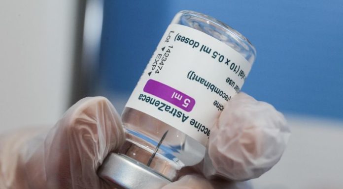 Vaccino, possibile usare Astrazeneca fino a 65 anni