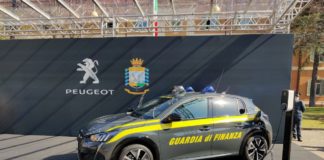 Peugeot e-208 100% elettrica veste la livrea della Guardia di Finanza