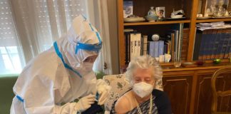 Vaccini a domicilio per over 80 a Messina, prima dose a una 84enne