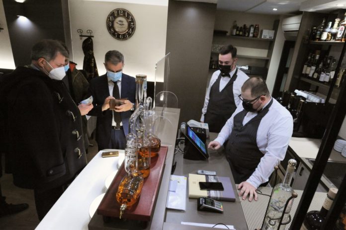 RIAPERTI I RISTORANTI CLIENTE ALLA CASSA MISURE DI SICUREZZA