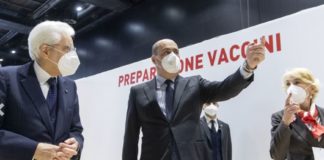 Mattarella visita il centro vaccinale “La Nuvola” a Roma