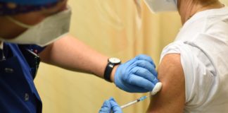 Covid, via libera al vaccino AstraZeneca anche per gli over 65