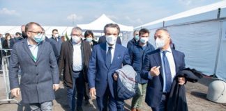 Fontana visita il centro vaccini e tamponi a Brescia