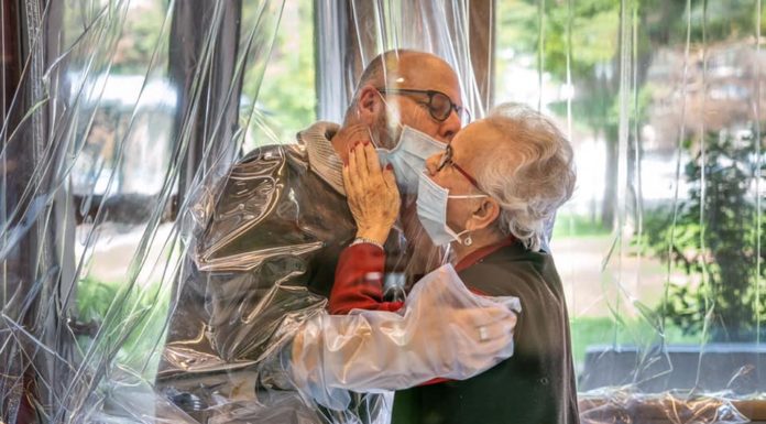 Covid, la pandemia peggiora la salute mentale di giovani e anziani