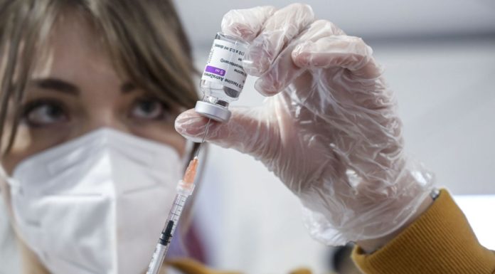 AstraZeneca “Non emerse prove di aumento rischio embolia o trombosi”