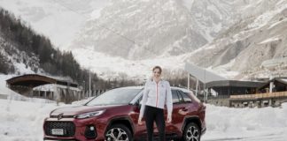 Carolina Kostner sul ghiaccio con la Suzuki Across Plug-in