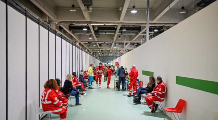 Vaccino, docente morto: Piemonte riprende somministrazioni Astrazeneca