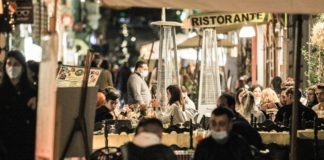 Nuove raccomandazioni anti-Covid, due metri di distanza quando si mangia