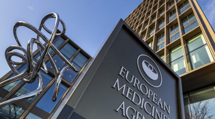 Ema “Vaccino AstraZeneca efficace, benefici superiori a rischi”