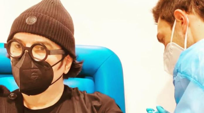 Covid, Renato Zero si è vaccinato “Viva la vita!”