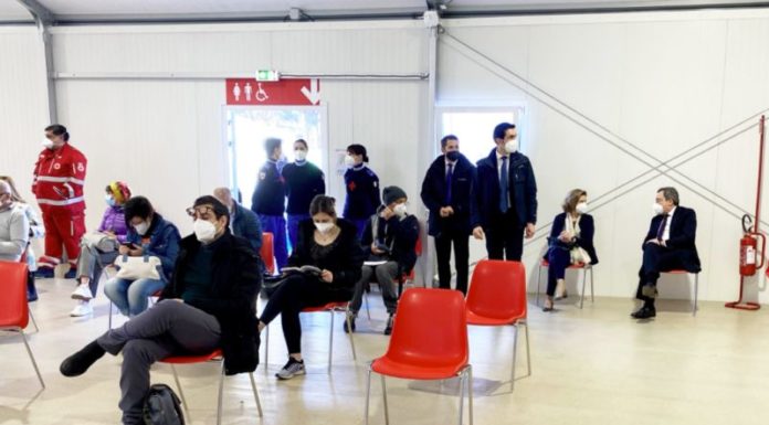 Draghi e la moglie vaccinati con AstraZeneca