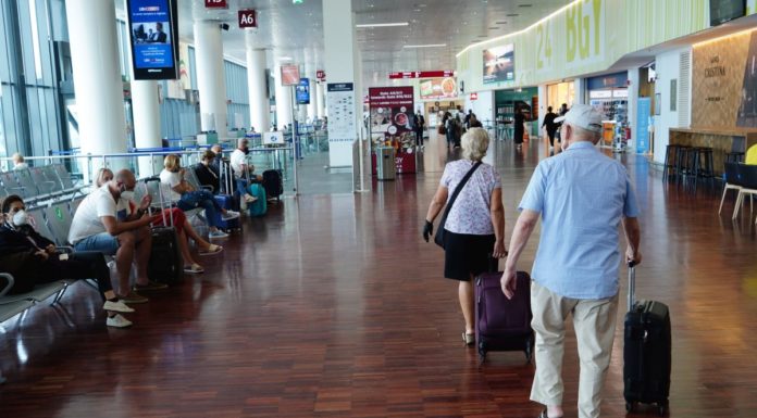 Covid, quarantena e tampone anche per chi rientra dai Paesi Ue